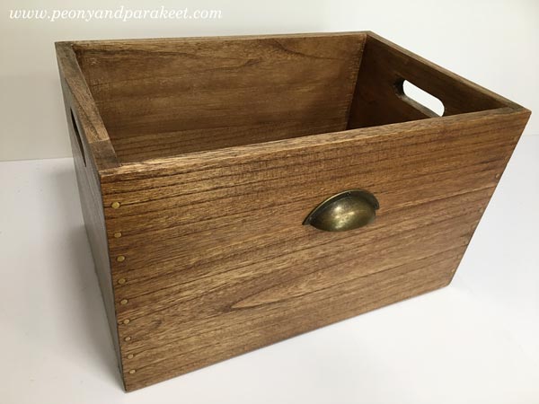 Light-weighted wooden box made from paulownia tree.