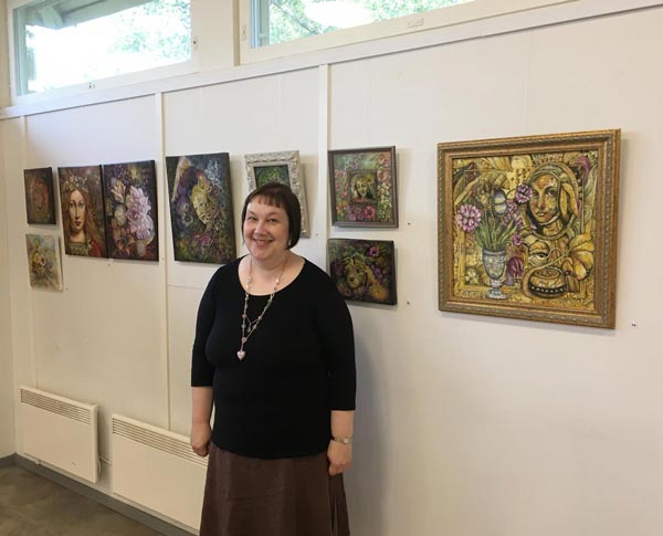 Paivi Eerola of Peony and Parakeet in a group exhibition Flower Gardener's Diary in Helsinki, FInland. Watch her video about this art exhibition.