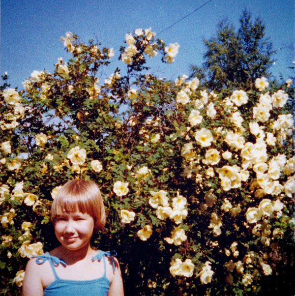 Paivi's childhood photo with roses
