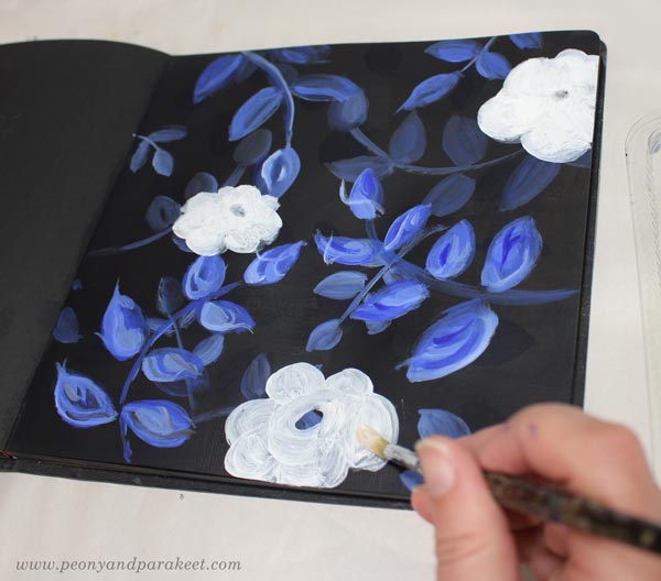 Painting beautiful decorative flowers - the first strokes.