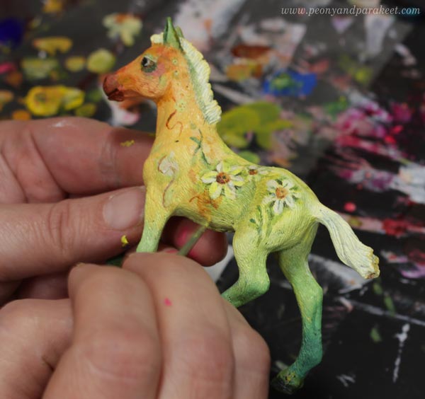 Decorating a Schleich fowl.
