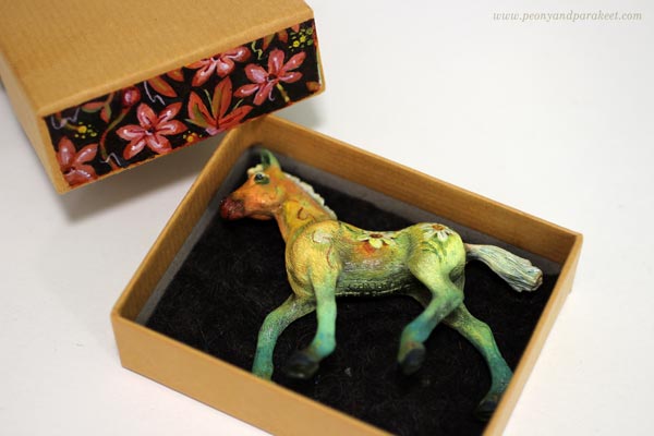 A gift box for a fantasy horse.