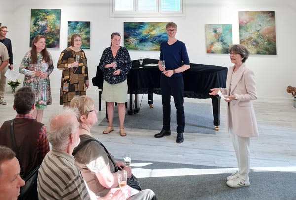 Artists Maarit Lehto, Päivi Eerola, Kristina Elo, Niclas, Warius and the gallerist Hanna Kaarina Syrjäläinen. Opening of the exhibition at Villa Albert. Photo by Tiina Apilo. 